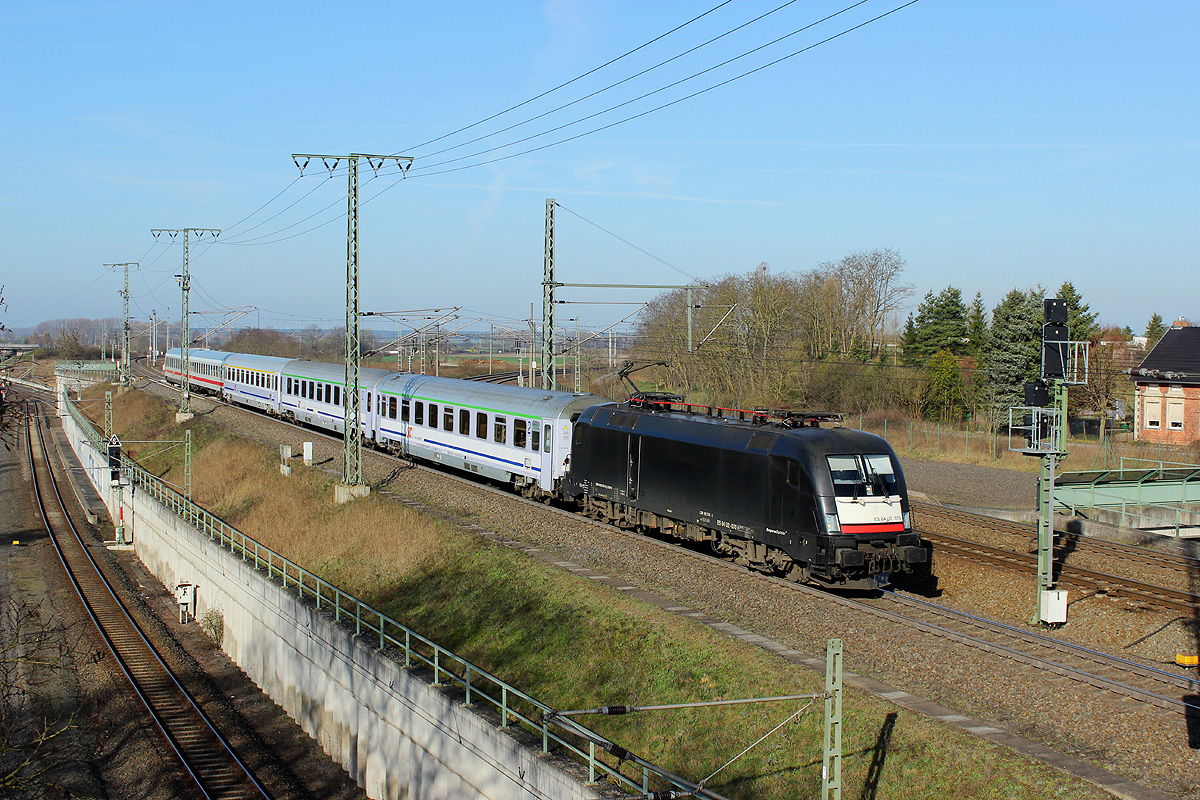 20.03.2014 08:46 Uhr - ES64U2-070 von MRCE fährt mit dem EC 249  Wawel  von Hamburg nach Wroclaw ein.