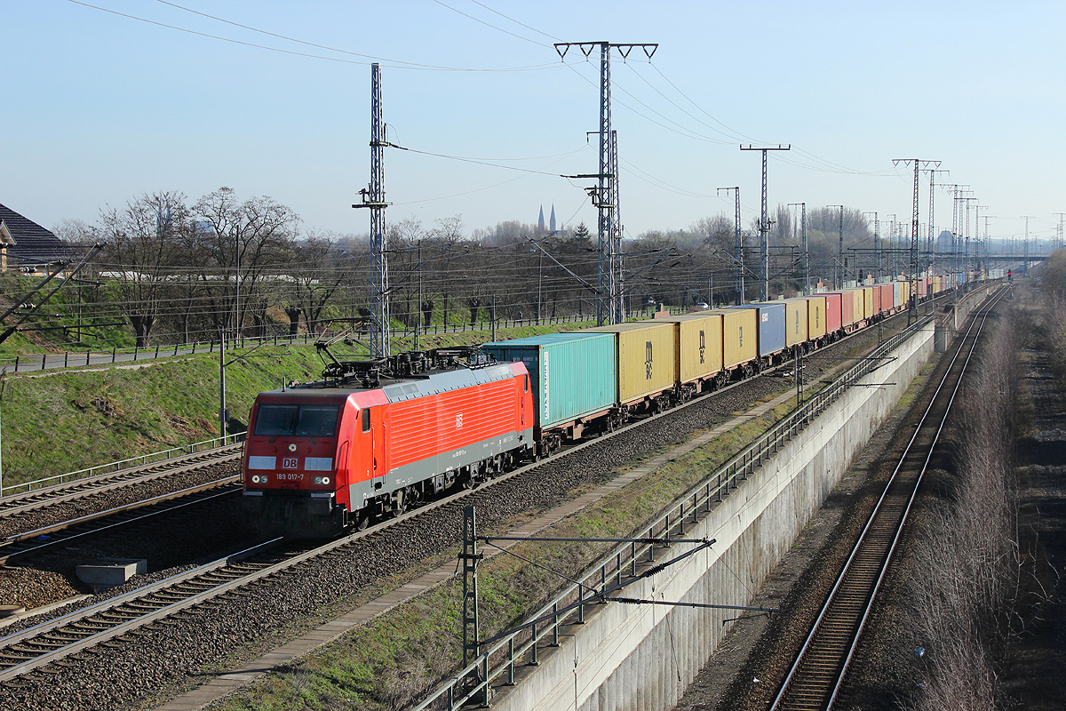 20.03.2014 09:20 Uhr - 189 017 fährt mit einem aus Richtung Magdeburg gekommenen Containerzug in Richtung Salzwedel durch.