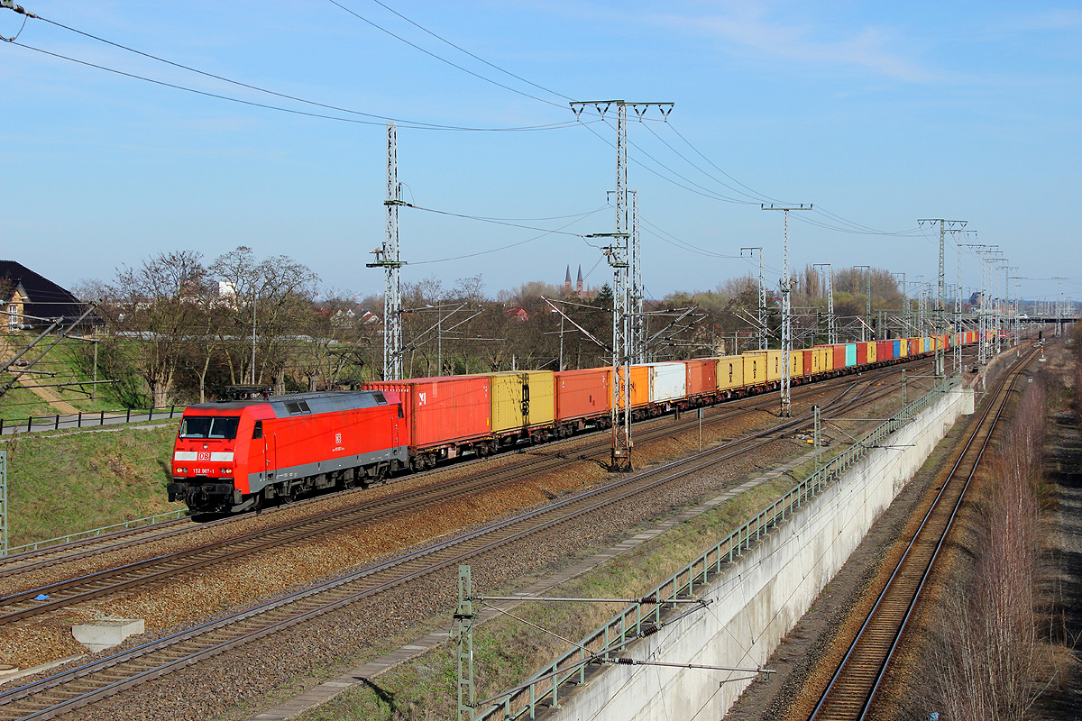 20.03.2014 14:09 Uhr - 152 007 fährt mit einem aus Richtung Magdeburg gekommenen Containerzug in Richtung Wittenberge durch.