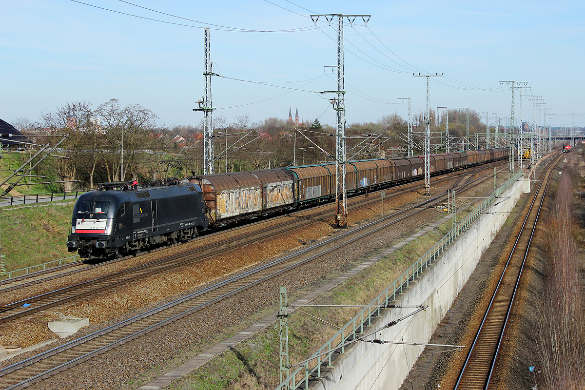 20.03.2014 14:47 Uhr - ES64U2-097 von MRCE durchfährt im Auftrag der TXL mit dem leeren Zellstoffzug von Pordenone nach Rostock Seehafen Stendal.