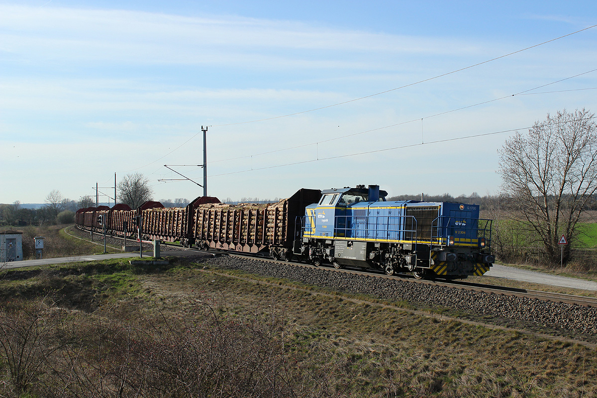 20.03.2014 15:55 Uhr - EVB V 2304 kommt mit einem Holzzug aus Richtung Salzwedel.