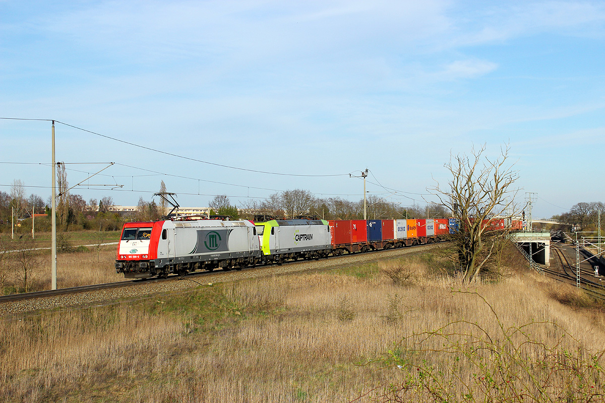 20.03.2014 16:46 Uhr - Nach zweistündigem Betriebshalt im Gbf können ITL 185 598 und die mitgeschleppte Captrain 185 543 endlich ihre Fahrt mit einem aus Richtung Magdeburg gekommenen Containerzug in Richtung Salzwedel fortsetzen.