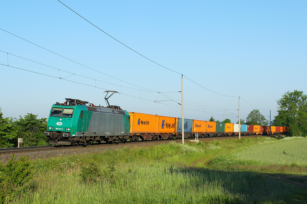 20.05.2014 07:06 Uhr - ITL 185 517 kommt mit einem Containerzug aus Richtung Salzwedel