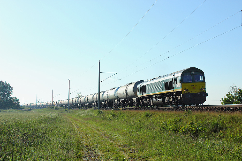 20.05.2014 07:35 Uhr - HGK DE676 fährt mit einem Kesselzug in Richtung Salzwedel