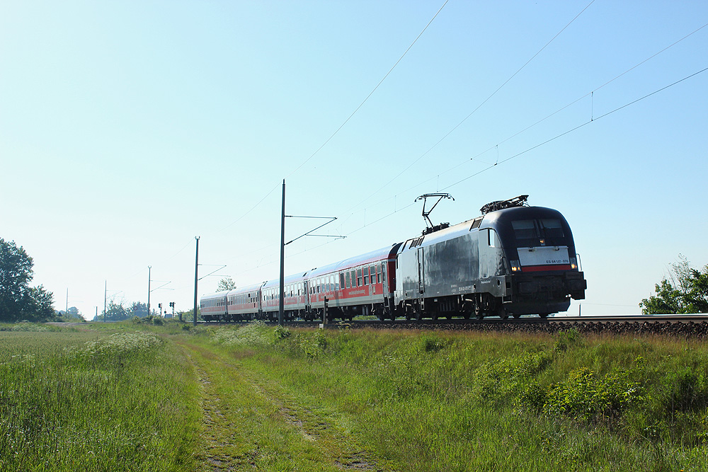 20.05.2014 08:03 Uhr - MRCE ES64U2-070 fährt mit dem IRE 18596 Berlin - Hamburg in Richtung Salzwedel