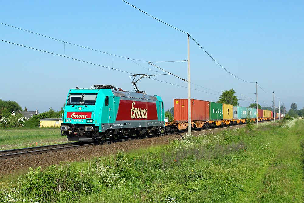 20.05.2014 08:19 Uhr - Emons 185 612 kommt mit einem Containerzug aus Richtung Salzwedel