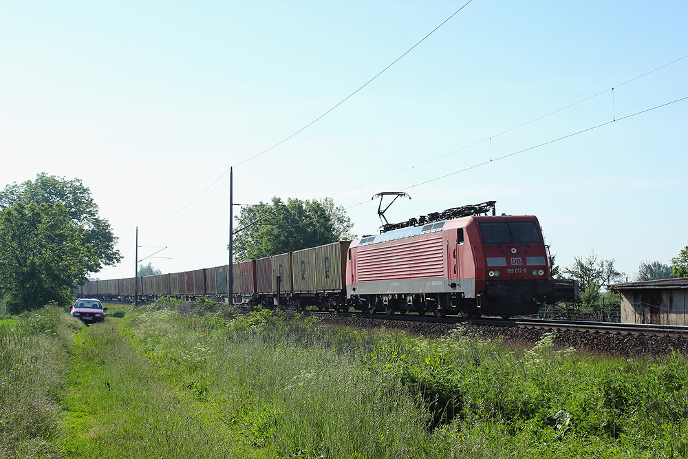 20.05.2014 08:52 Uhr - 189 012 fährt mit einem Metrans-Containerzug in Richtung Salzwedel
