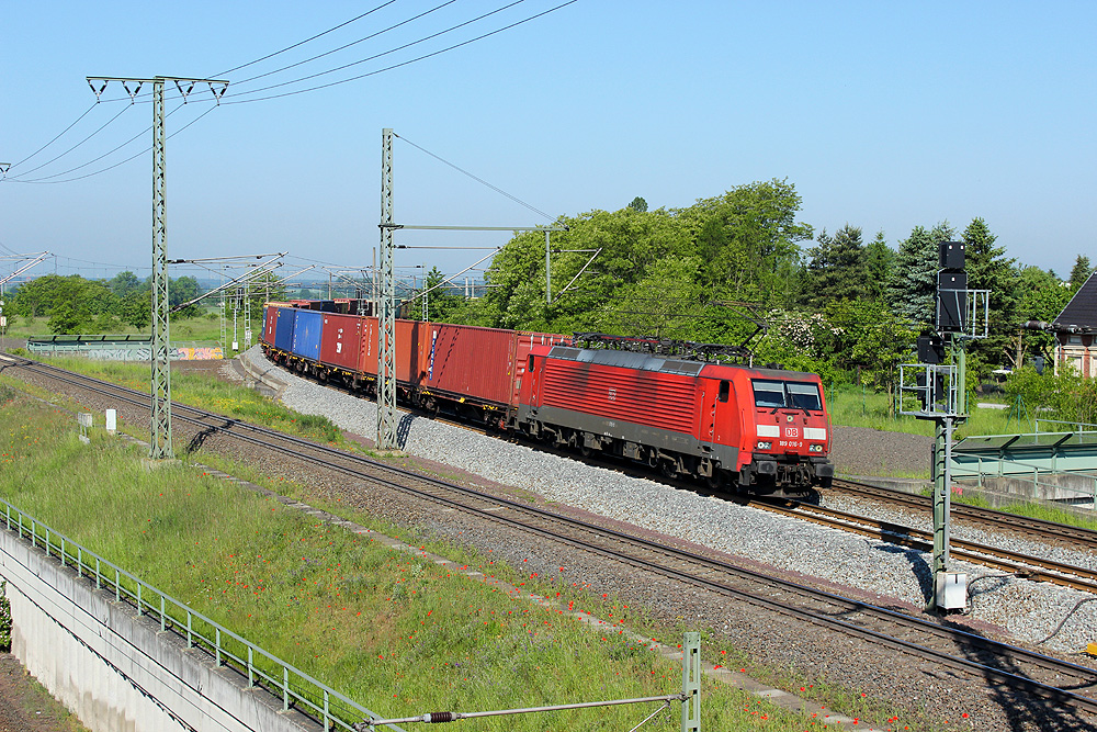 20.05.2014 09:36 Uhr - 189 016 kommt mit einem Metrans-Containerzug aus Richtung Wittenberge