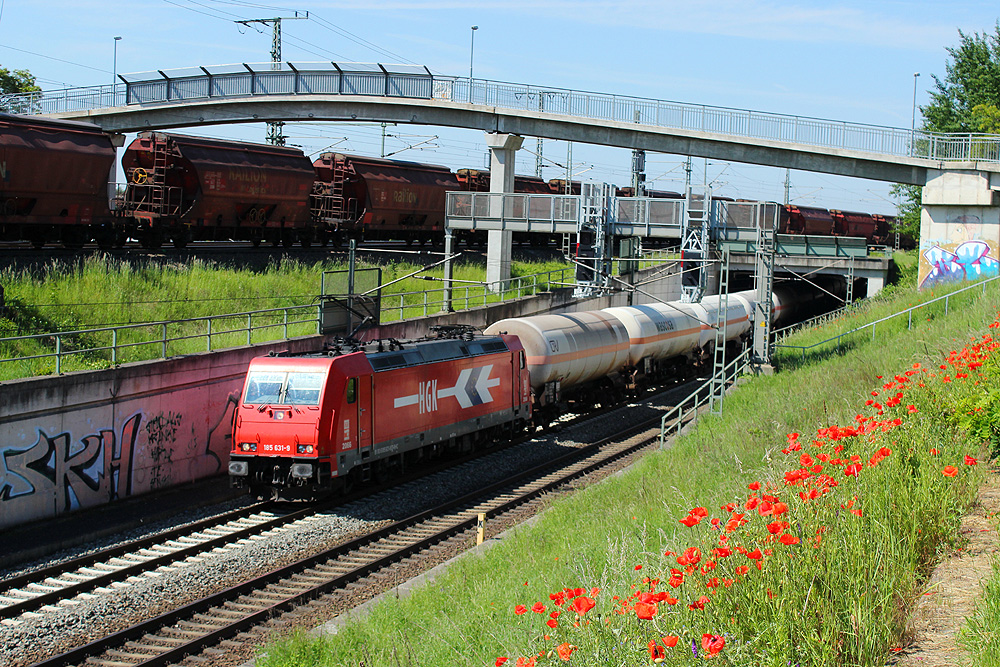 20.05.2014 11:12 Uhr - HGK 185 631 kommt mit einem Kesselzug aus Richtung Oebisfelde