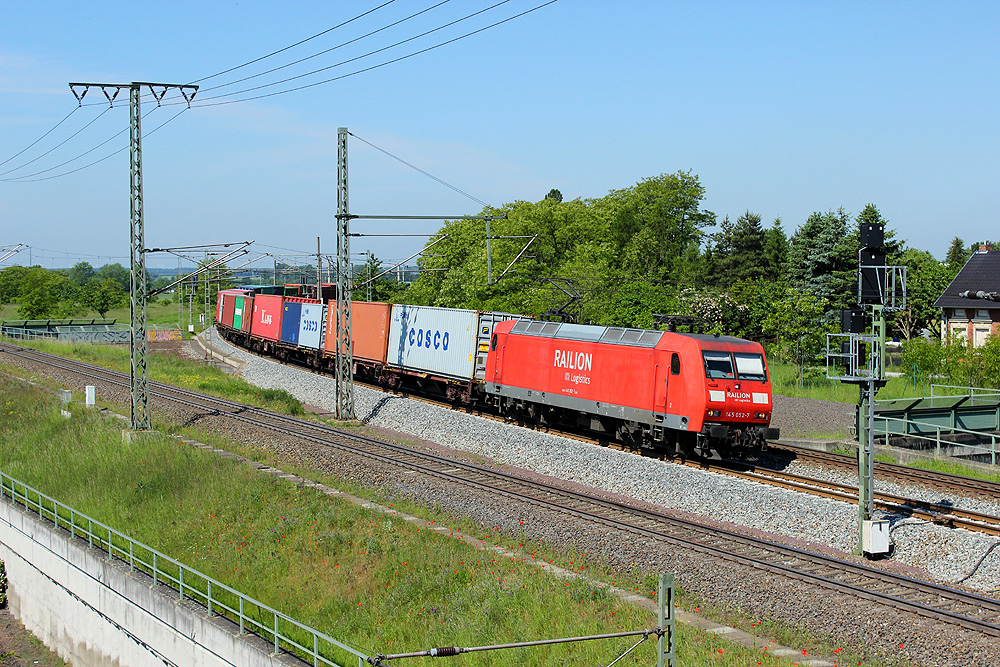 20.05.2014 11:22 Uhr - 145 052 kommt mit einem Containerzug aus Richtung Wittenberge