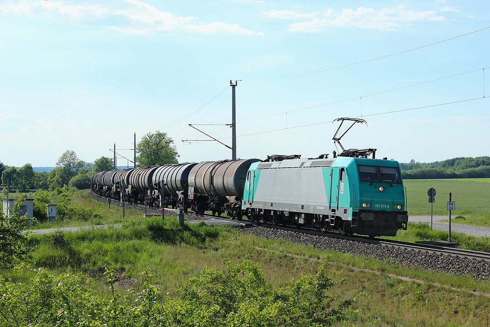 20.05.2014 17:11 Uhr - HGK 185 575 kommt mit einem Kesselzug aus Richtung Salzwedel