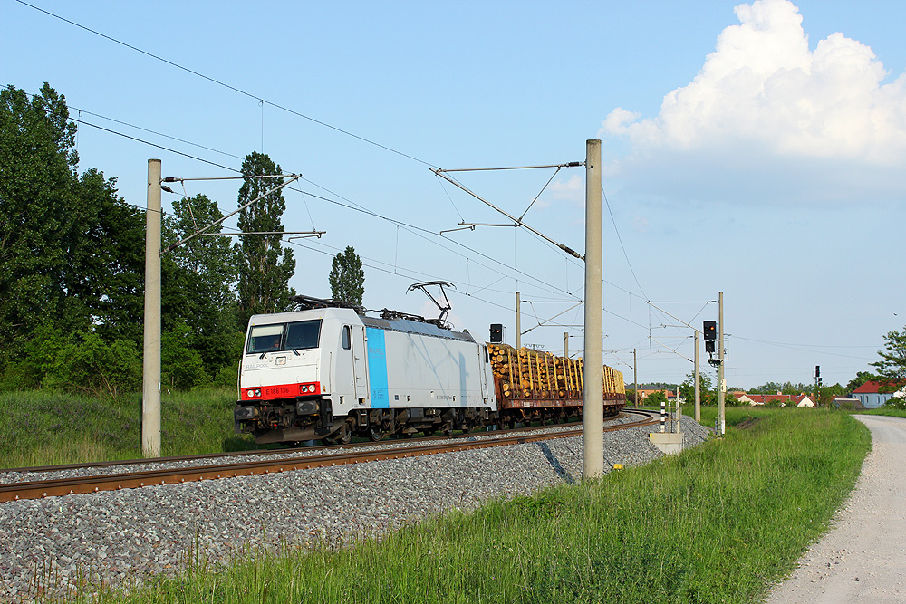 20.05.2014 18:45 Uhr - OHE 186 136 fährt mit einem Holzzug nach Borstel