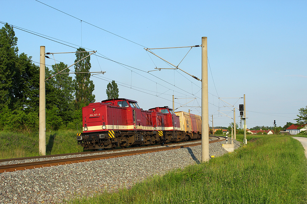 20.05.2014 19:15 Uhr - MTEG 204 347 + 311 fahren mit einem Holzhackschnitzelcontainerzug nach Niedergörne