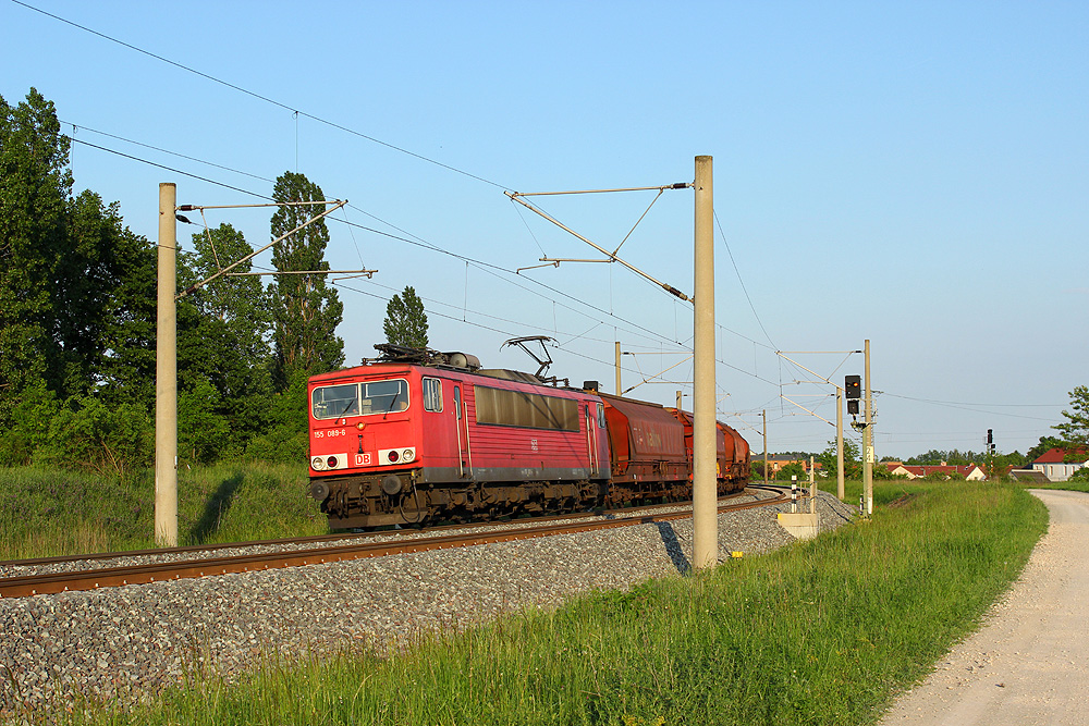 20.05.2014 19:33 Uhr - 155 089 fährt mit einem Kalizug in Richtung Wittenberge