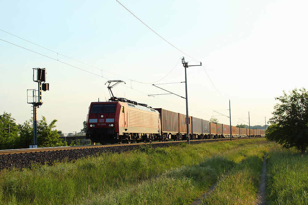 20.05.2014 19:41 Uhr - 189 012 kommt mit einem Metrans-Containerzug aus Richtung Salzwedel