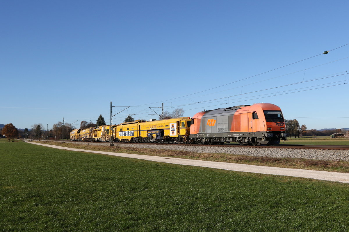 2016 905 war am 18. November 2020 mit einem Bauzug bei bersee am Chiemsee in Richtung Freilassing unterwegs.