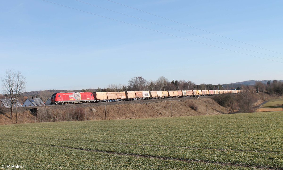 2016 913 zieht den Hackschnitzelzug von Wiesau bis Hof bei Pechbrunn. 23.02.19