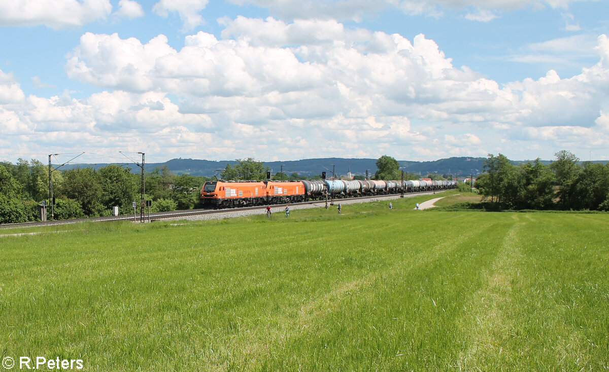 2019 309 und 2019 312 ziehen mit einem Kesselzug aus Passau bei Pölling in Richtung Nürnberg. 20.05.24