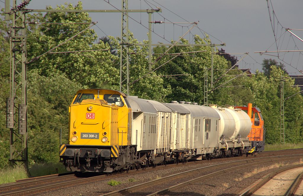 203 308-2 mit dem Bayer-Spritzzug hat für den dänischen Teil die northrail 322 123-5 der RSEJ(Railservice Erik Jessen/Rødekro)gleich mitgebracht(überarbeitete Version vom RAW). Schleswig 10.06.2012