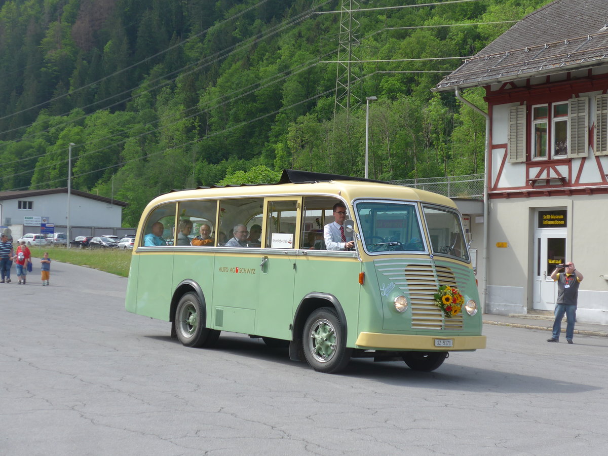 (206'307) - AAGS Schwyz - Nr. 1/SZ 5171 - Saurer/Geser (ex Nr. 9; ex Nr. 17; ex Nr. 9; ex Nr. 1) am 15. Juni 2019 in Engi, Garage