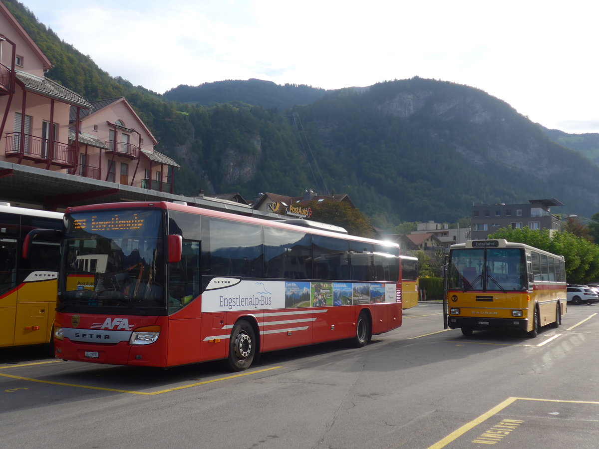 (209'739) - AFA Adelboden - Nr. 24/BE 26'701 - Setra (Einsatz PostAuto fr Engstlenalp-Bus) + Kolb, Grasswil - Nr. 3/BE 93'915 - Saurer/R&J (ex Schmocker, Stechelberg Nr. 3; ex Schmocker, Stechelberg Nr. 1; ex Gertsch, Stechelberg Nr. 1) am 22. September 2019 in Meiringen, Postautostation