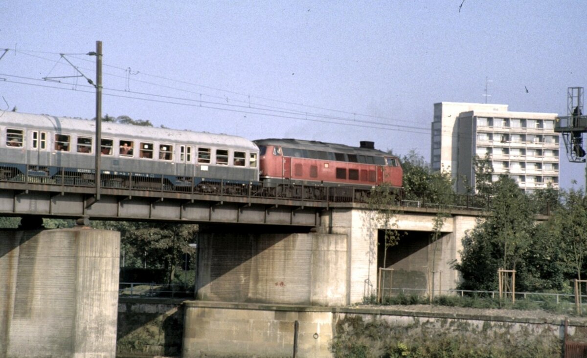 210 002-2 mit Nahverkehrszug nach Oberstdorf auf der Donaubrcke in Ulm/Neu-Ulm im September 1980.
