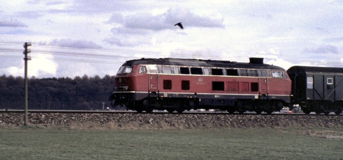 210 005-5 mit Behelfspackwagen bei Illertissen imSeptember 1980.