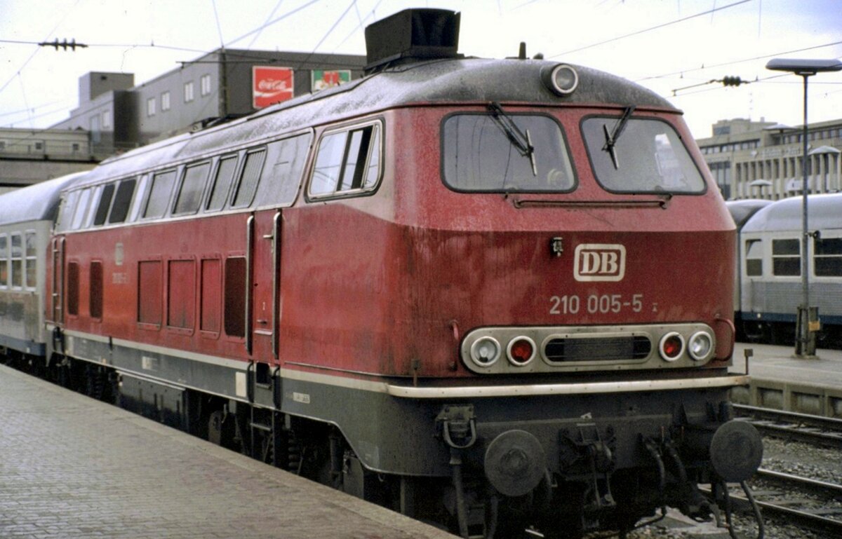 210 005-5 mit Nahverkehrszug in Ulm im Mai 1980.