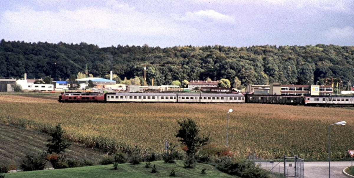 210 008-0 mit Nahverkehrszug in Illertissen im Oktober 1980.