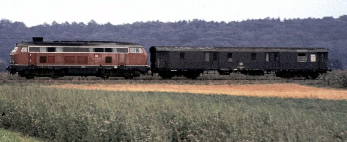 210 008-0 mit Packwagen Düe 938 bei Illertissen im September 1980.