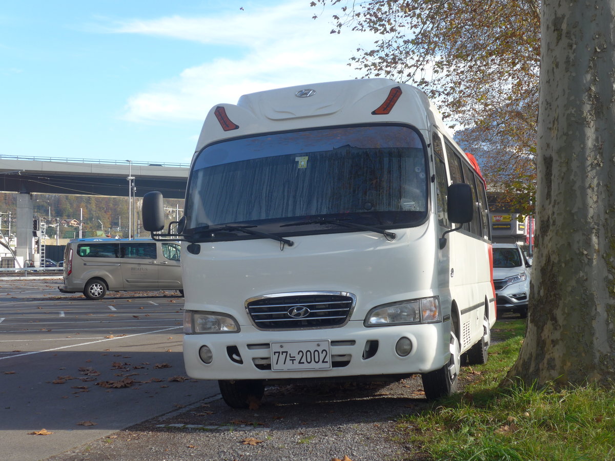 (210'986) - Aus Sdkorea: ??? - 77LT2002 - Hyundai am 11. November 2019 beim Bahnhof Interlaken Ost