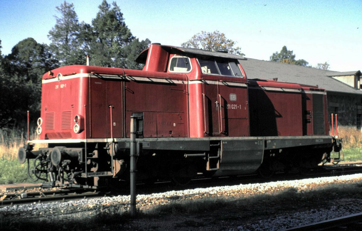 211 021-1 in Bayerisch Eisenstein im Oktober 1989.