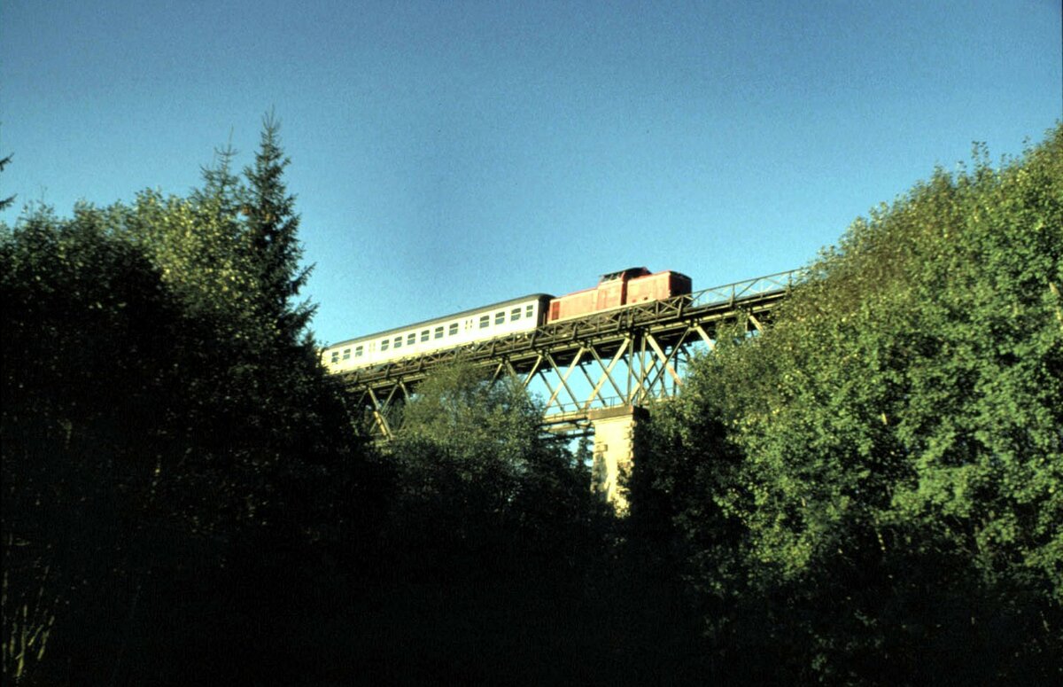 211 021-1 im Bayerischen Wald nahe Bayerisch Eisenstein im Oktober 1989.