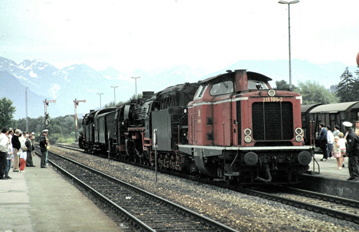 211 195-3 und 41 364 und 64 und 50 778 Rückfahrt von der Ausstellung in Sonthofen am 20.06.1988.