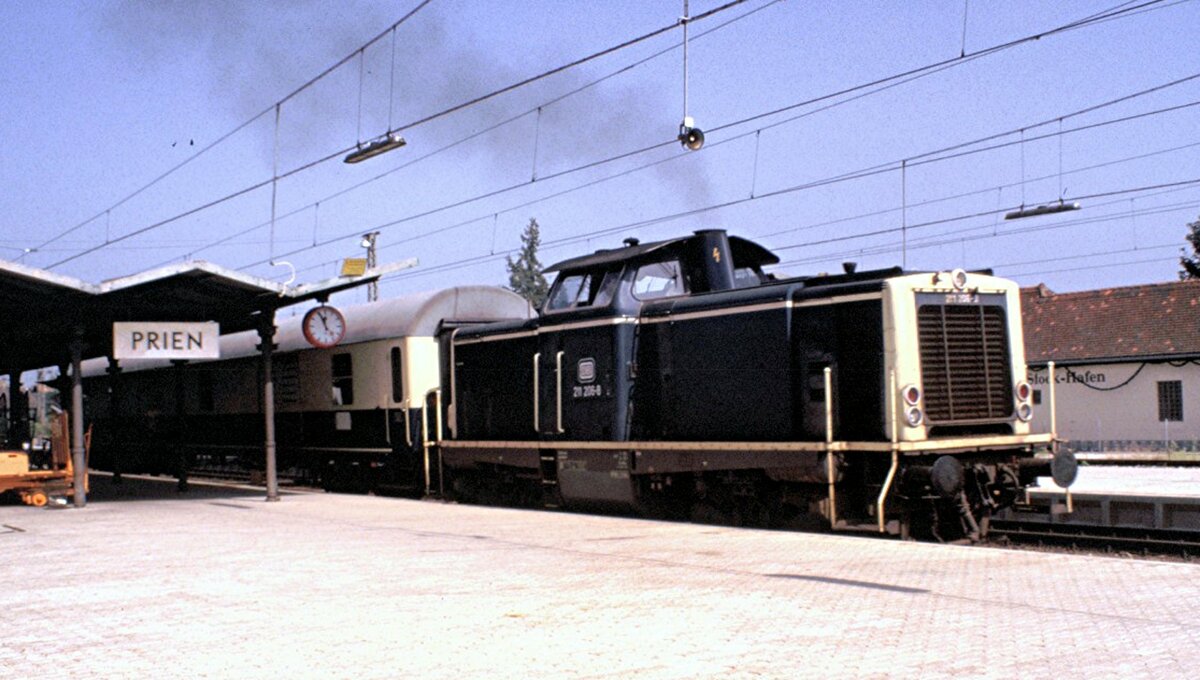 211 206-8 mit Nahverkehrszug in Prien/Chiemsee am 01.09.1987.