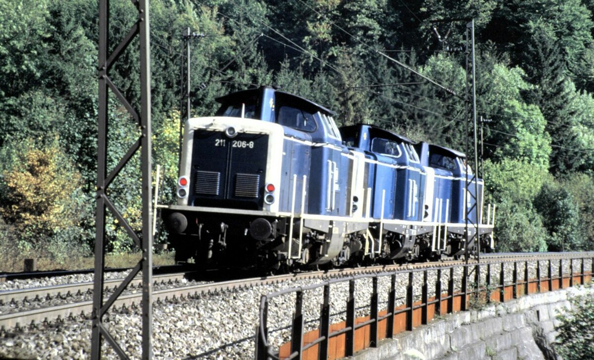 211 206-8 und zwei weitere 211 im Lokzug auf dem Mühltalfelsendamm der Geislinger Steige; die 211er wurden von Plochingen nach Ulm überführt am 28.09.1975.