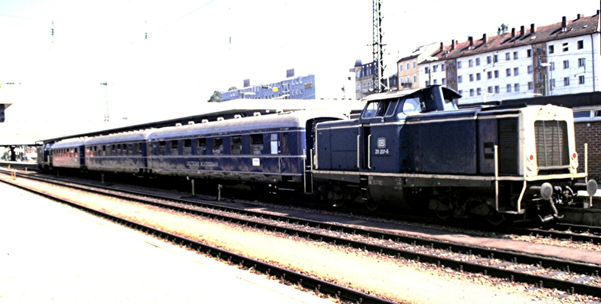 211 207-6 mit 3 Schürzenwagen ehemals Rheinpfeil und 211 268-8  bei der Stadtrundfahrt am anderen Ende in Passau am 02.08.1986.