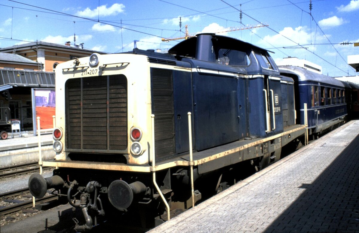 211 207-6 mit 3 Schürzenwagen ehemals Rheinpfeil  bei der Stadtrundfahrt in Passau am 02.08.1986.