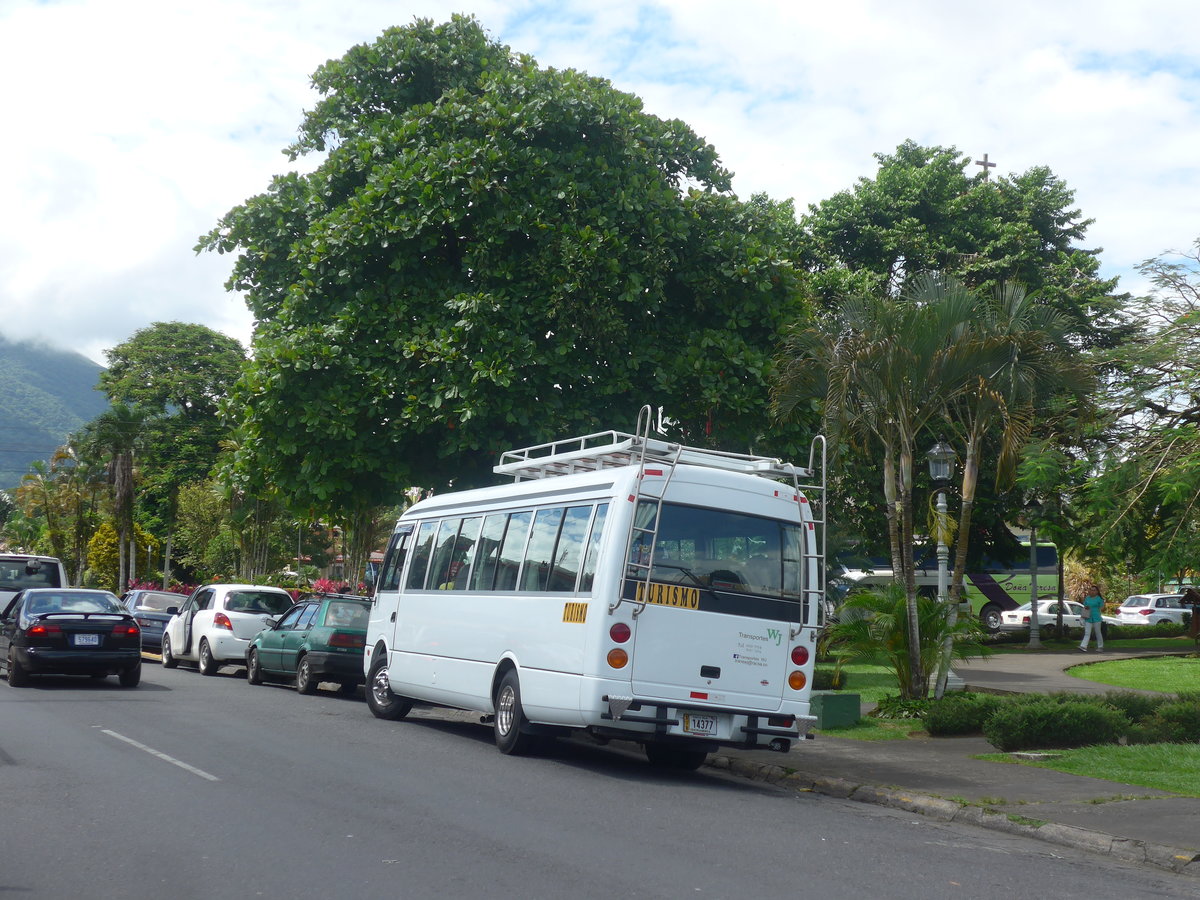 (211'253) - Transportes WJ - 14'377 - Mitsubishi am 14. November 2019 in La Fortuna, Kirche