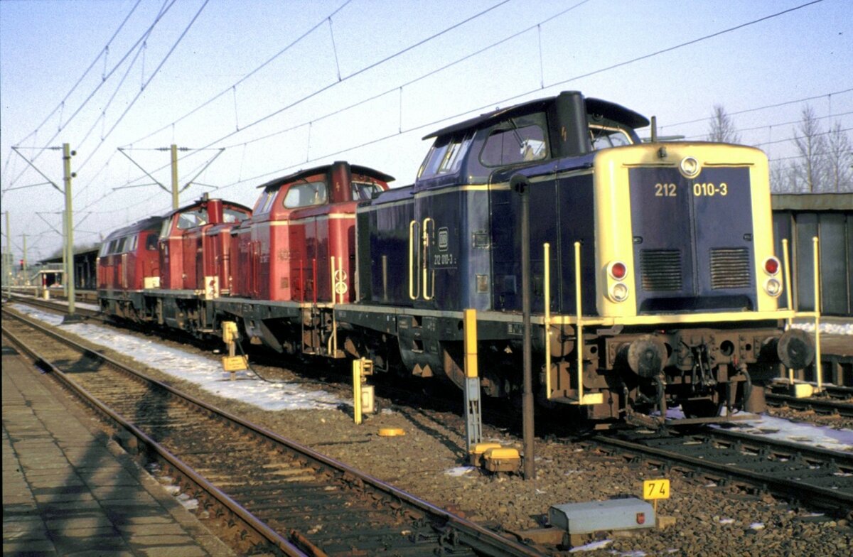 212 010-3 mit einem Lokzug bestehend aus 212, 290 und 218 270-7 in Braunschweig am 24.02.1983.