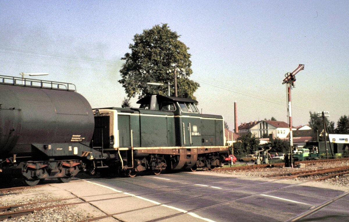 212 020-2 mit Kesselwagen vor dem histoischen Bayerischen Flügelsignal (Schmetterling) in Dinkelsbühl am 03.09.1982.