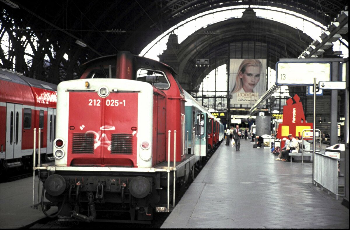 212 025-1 mit Nahverkehrszug in Frankfurt/Main Hbf am 21.06.1999.