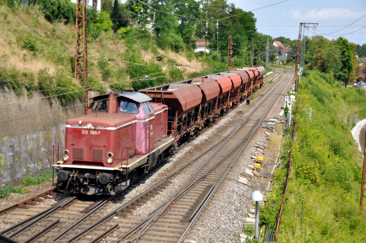 212 089-7 mit Schotter für Ulm in der Bahnhofseinfahrt Ulm am 28.07.2022.