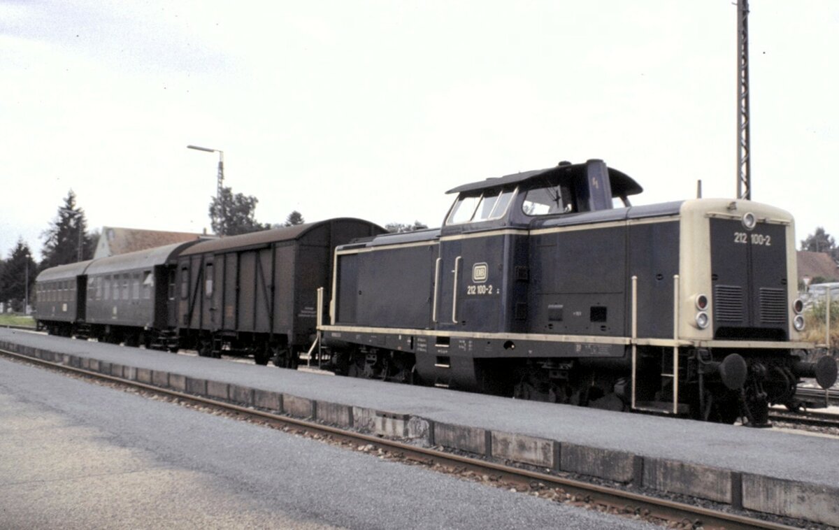 212 100-2mit Behelfspackwagen und Umbauwagen Typ B 3 yg 761 als Schülerzug in Krumbach am 01.08.1981. Der letzte Zug mit Umbauwagen im Regeleinsatz in Deutschland.