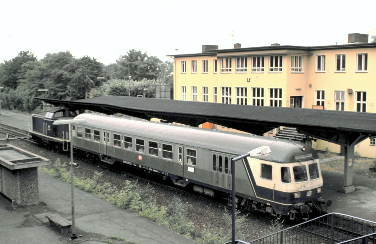 212 187-9 mit einem Silberling Steuerwagen als Pendelzug von Salzgitter-Lebenstedt und Braunschweig (davor Akkuzug 515) im August 1998.