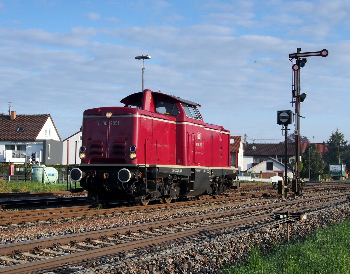 212 209-1 (V 100 1091 der Vulcan ifel-Bahn VEB) setzt sich im Bahnhof Vöhringen am Schwertransportzug um,am 29.04.2016.