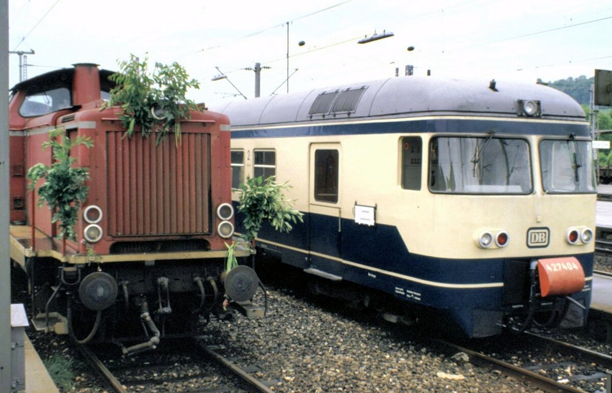 212 244-8 mit 212 404 bei der Abschiedsfahrt der Strecke Göppingen - Schwäbisch Gmünd am 21.06.1984. Die Kursbuchstrecke Nr.901 hatte eine Länge von 27,24 km mit einer max Steigung bis zu 25 0/00 bei einer max zulässigen Geschwindigkeit von 50-60 km/h. Nach der letzten Zugdurchfahrt wurde die Strecke abgebaut und ein Fahrradweg angelegt. Neben dem Zug steht ein 427 404 in Göppingen.
