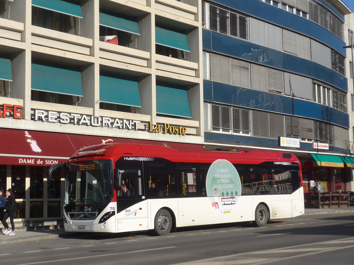 (213'363) - PostAuto Wallis - Nr. 70/VS 428'858 - Volvo am 4. Januar 2020 beim Bahnhof Sion