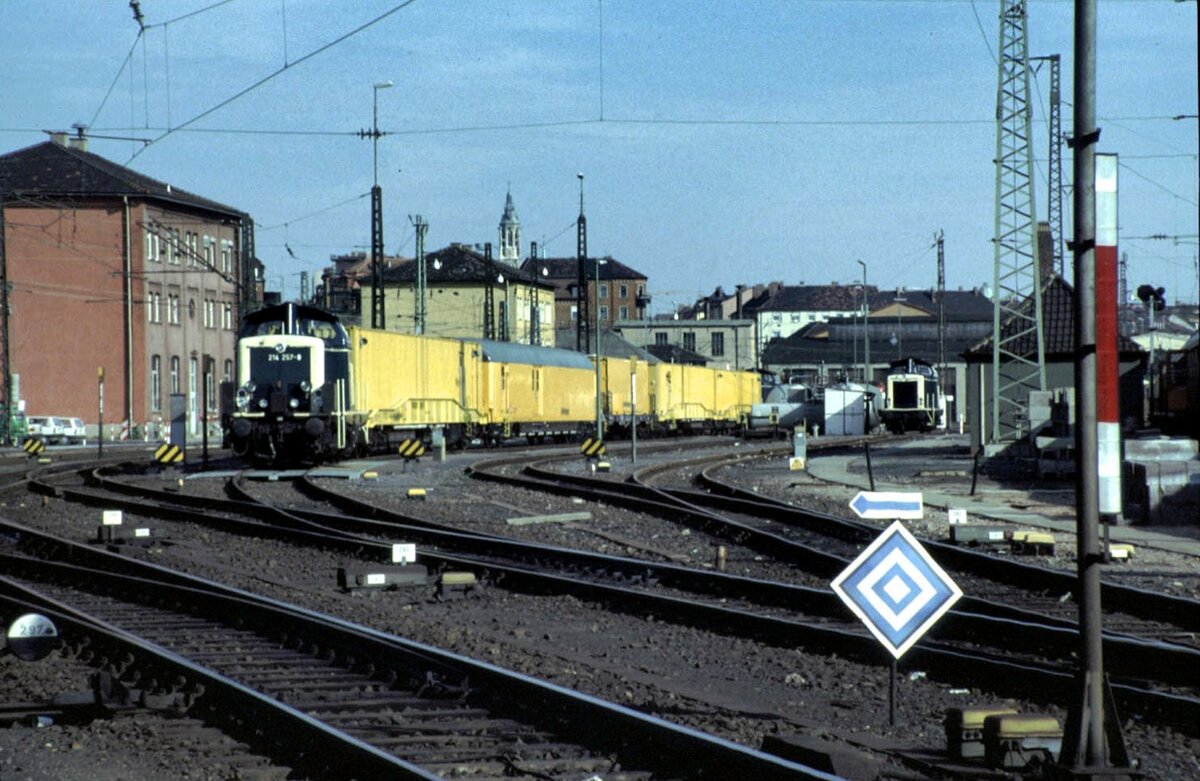 214 257-8 mit Tunnelrettungszug in Wrzburg im September 1990.
