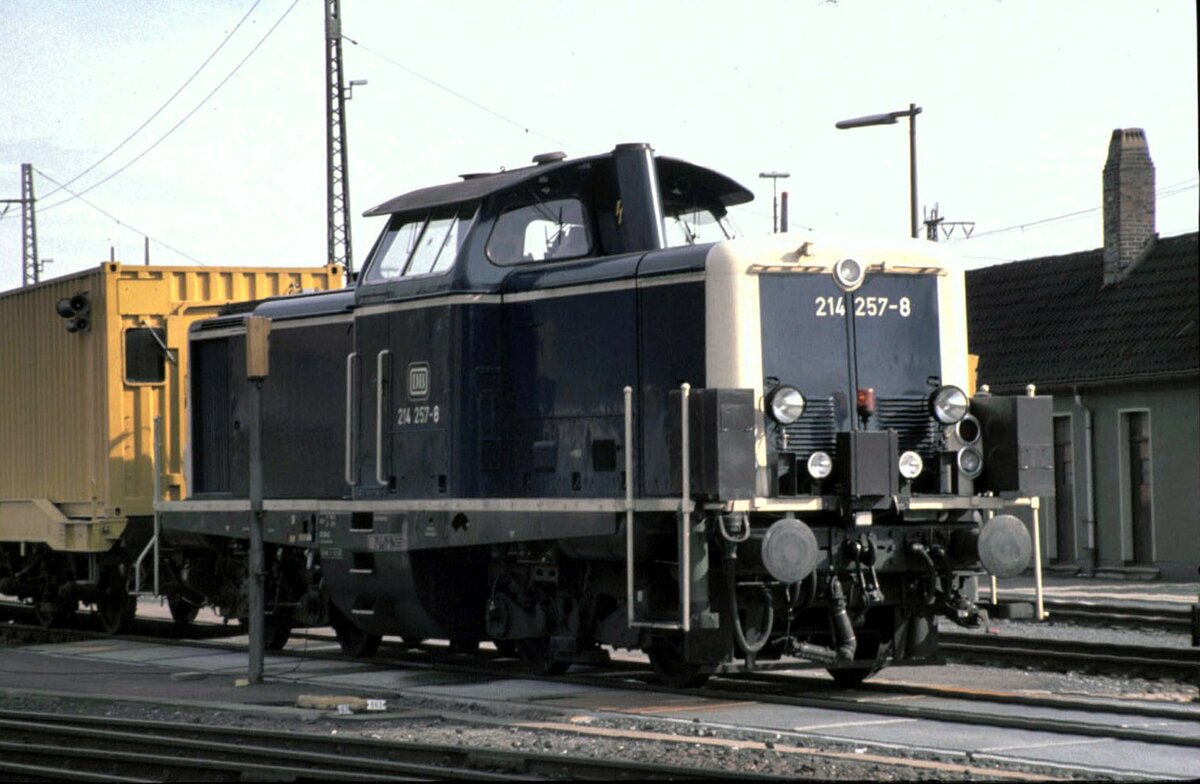 214 257-9 vor Tunnelrettungszug bei einer Fhrung in Wrzburg im September 1990.